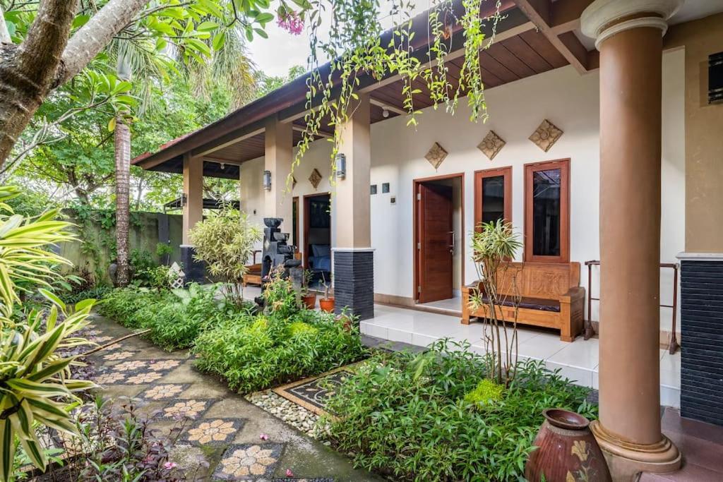 Villa Kenanga In Meninting By The Beach ماتارام المظهر الخارجي الصورة